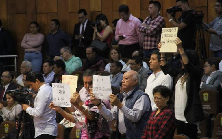 “Educación sí, ideología no”, protestan padres frente a gobernador por libros de texto