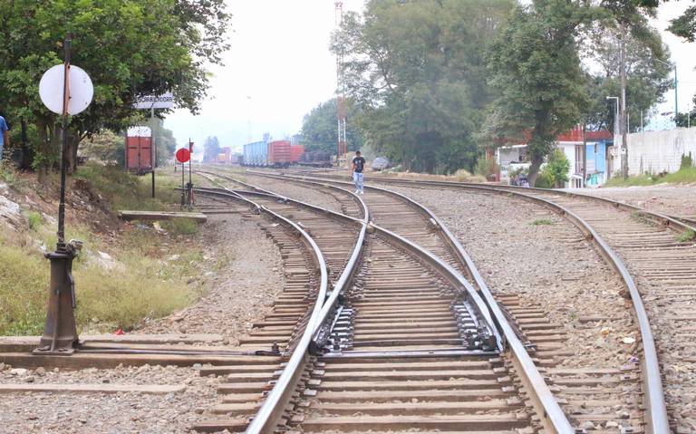 Tren impactó a camioneta con tres tripulantes en Medellín de Bravo