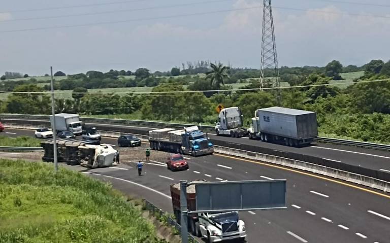 Tráiler cargado con balasto volcó rumbo a Veracruz; conductor fue hospitalizado