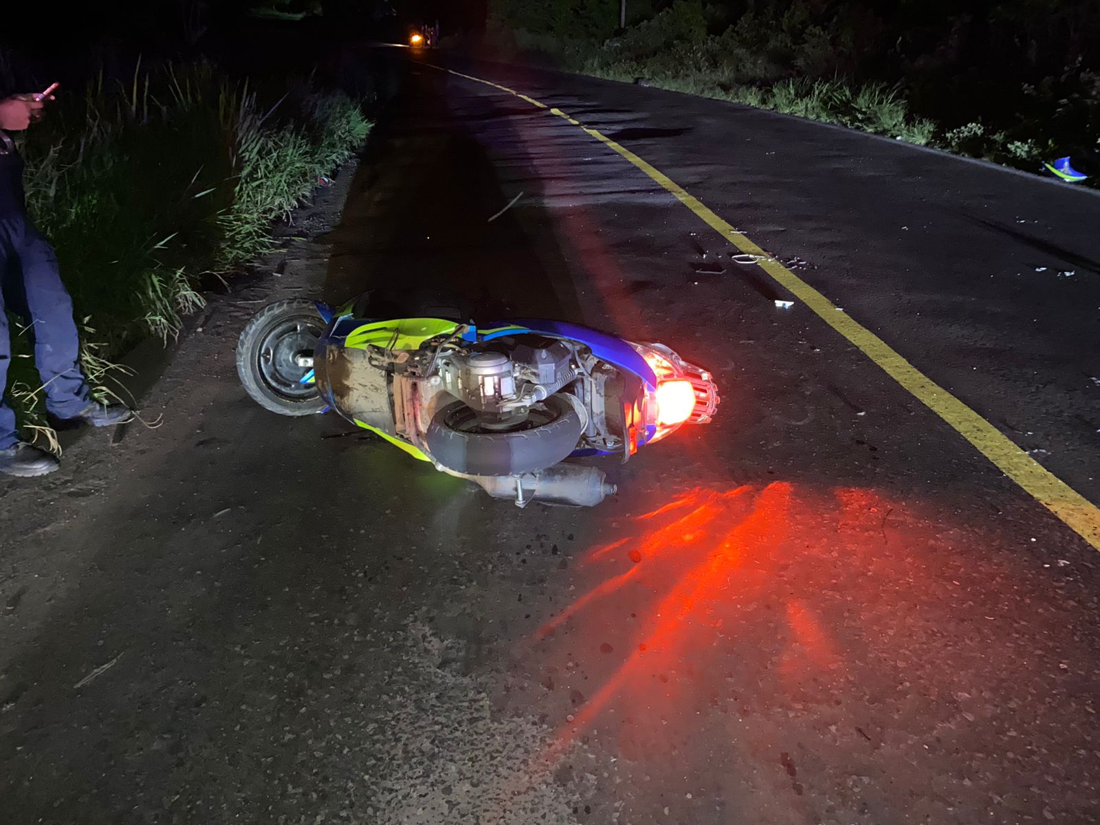 🚨 Por malas condiciones de la carretera federal 180 jóvenes motociclistas sufren accidente.