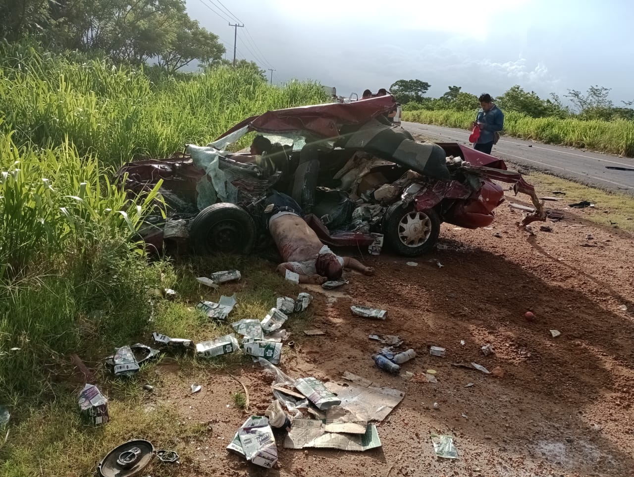 TRAILERO CHOCA A VEHÍCULO COMPACTO, SALDO VARIOS MUERTOS