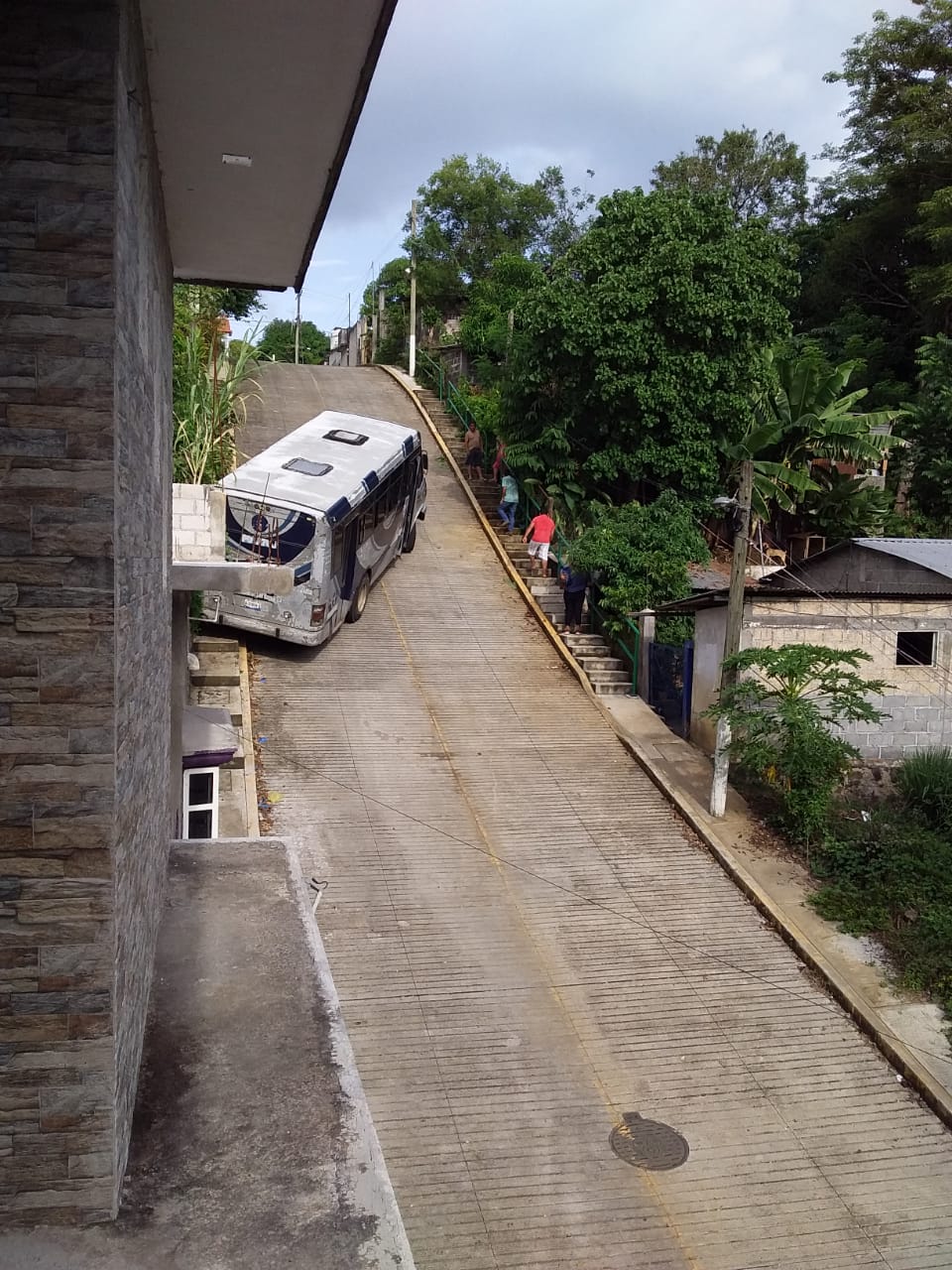 🚨 Unidad del trasporte público se impacta en vivienda de la calle 2 de agosto de la colonia Tetila.