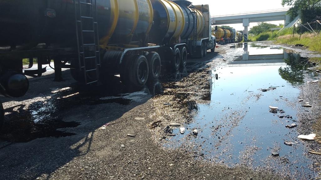 CIERRE  DE LA AUTOPISTA LA TINAJA COSOLEACAQUE EN AMBOS SENTIDOS POR DERRAME DE COMBUSTOLEO