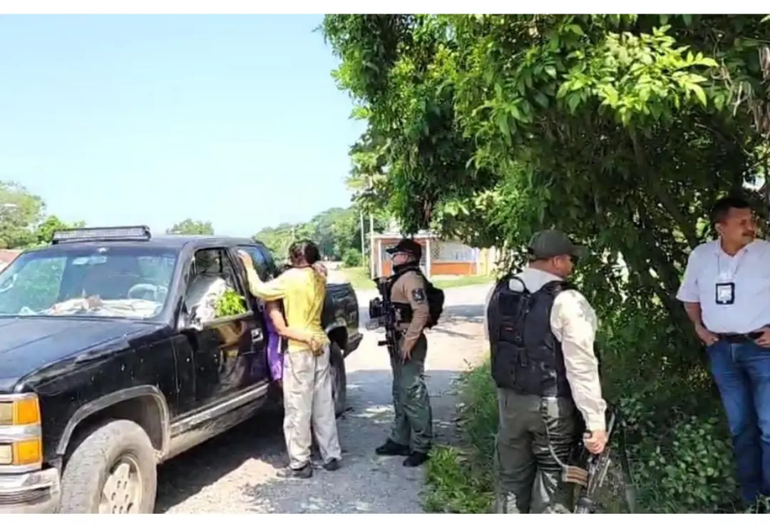 Detienen a pareja con cadáver putrefacto en un auto, en Tierra Blanca