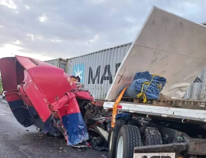 Tráiler se destroza al chocar en la Xalapa-Veracruz; hay un herido