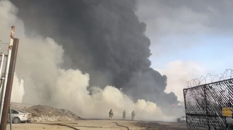 Fuerte incendio consume fábrica de colchones en Tijuana