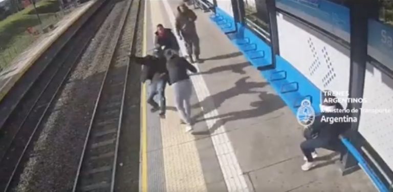 Militar salva a una mujer que era agredida frente a las vías del tren por su expareja