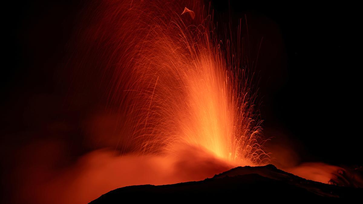 El Etna entra de nuevo en erupción y obliga a cerrar aeropuerto en Italia