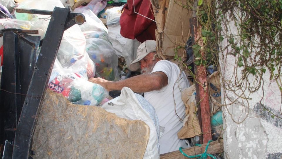 Exacadémico de la UNAM vivía entre 100 toneladas de basura en Ecatepec