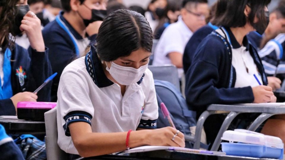 Estudiante apuñal4 a su maestra de preparatoria por no dejarla salir de sus clases