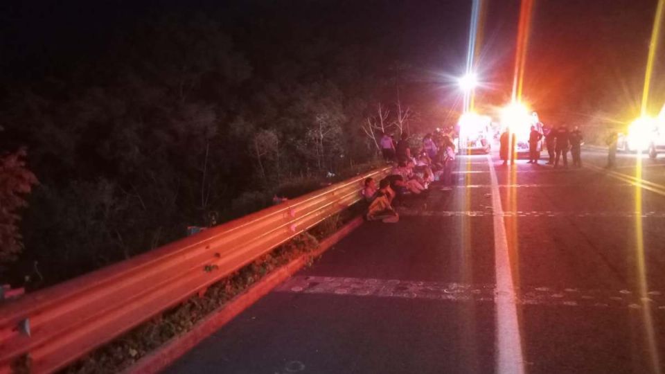 Muer3n al menos 24 personas en una volcadura de un camión de pasajeros en Nayarit, el chofer se quedó dormido