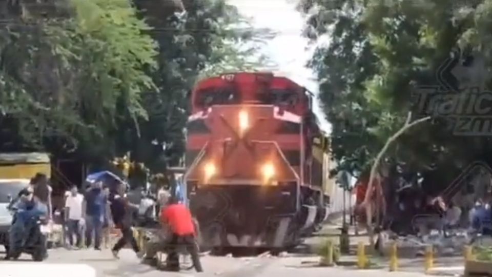 ¡Heroico! Tres hombres salvan a persona en silla de ruedas de ser arrollada por un tren