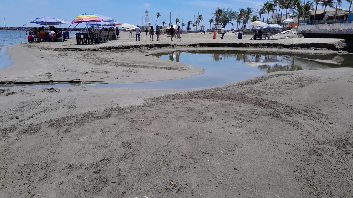 Pese a alerta, turistas se bañan en playa con agua sucia en Veracruz