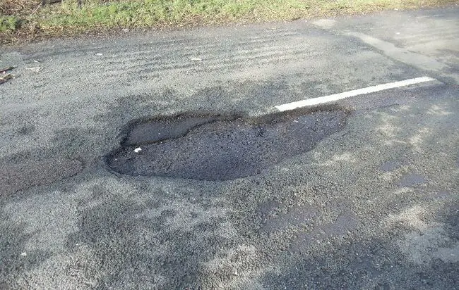 No son baches, son cráteres: se quejan por calle destruida por lluvias en Mina