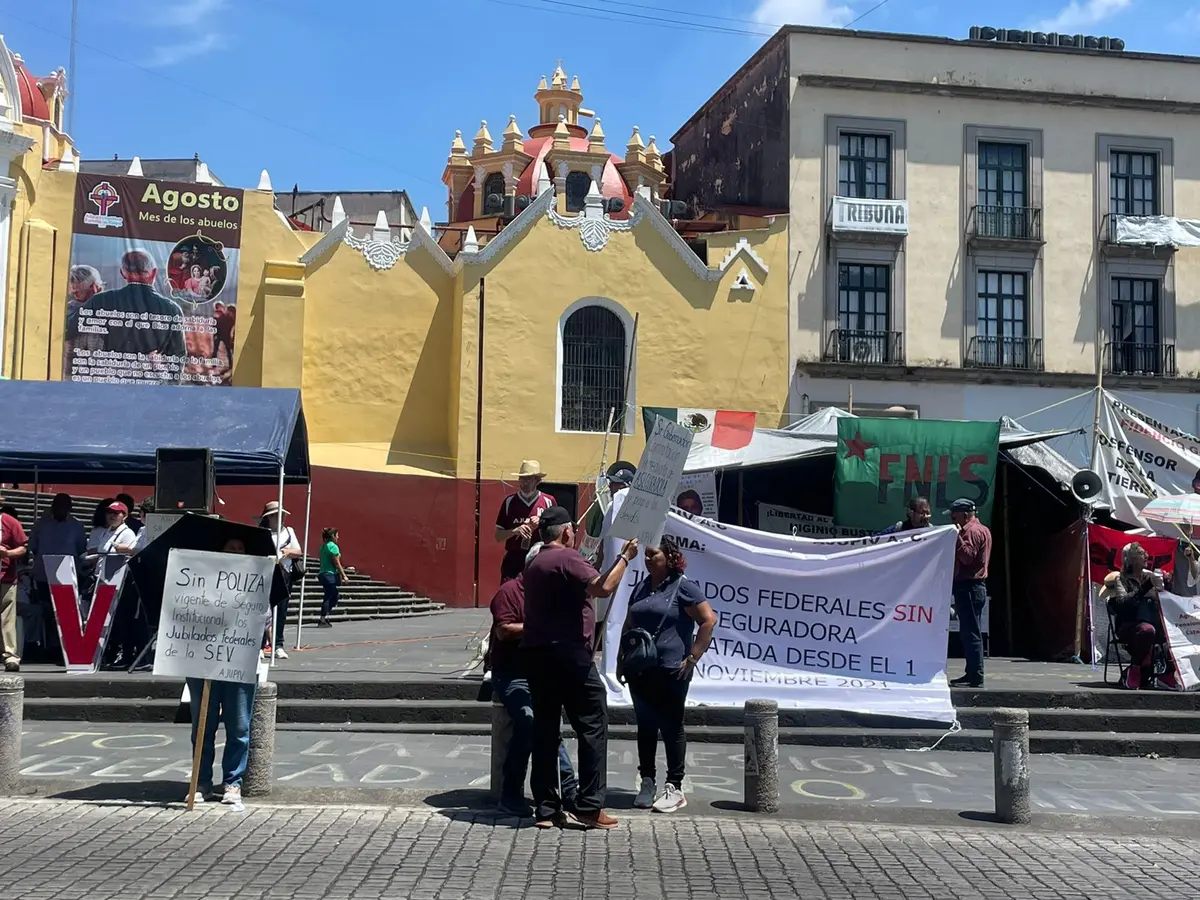 Jubilados marchan en Xalapa: 40 mil están sin seguro de vida