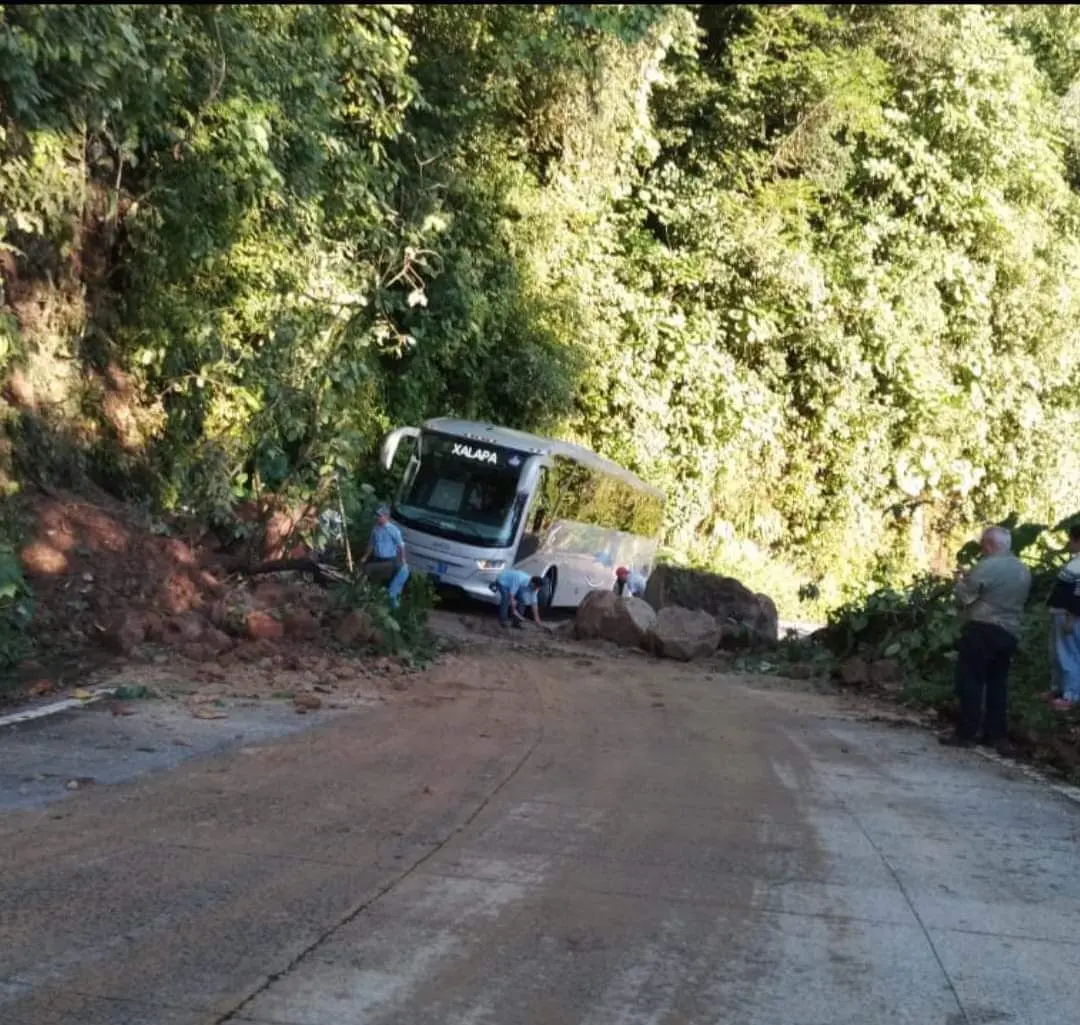 Caída de tierra y rocas causa bloqueo parcial en carretera Misantla-Xalapa