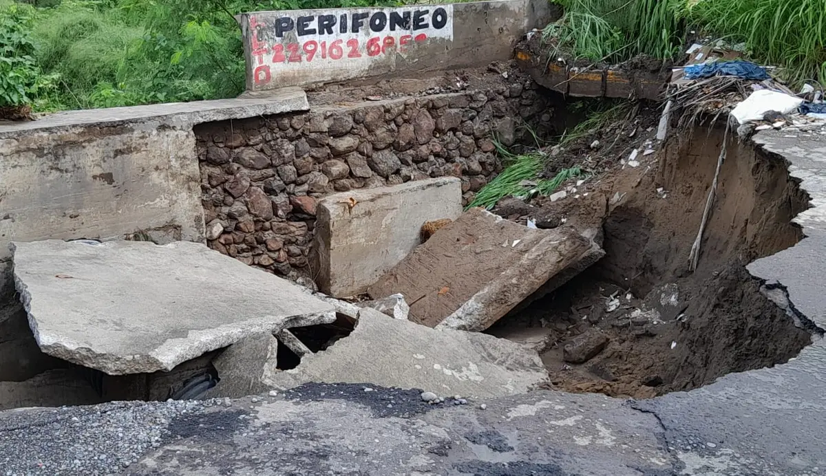 Lluvias causan enorme socavón en Río Medio 3 en Veracruz