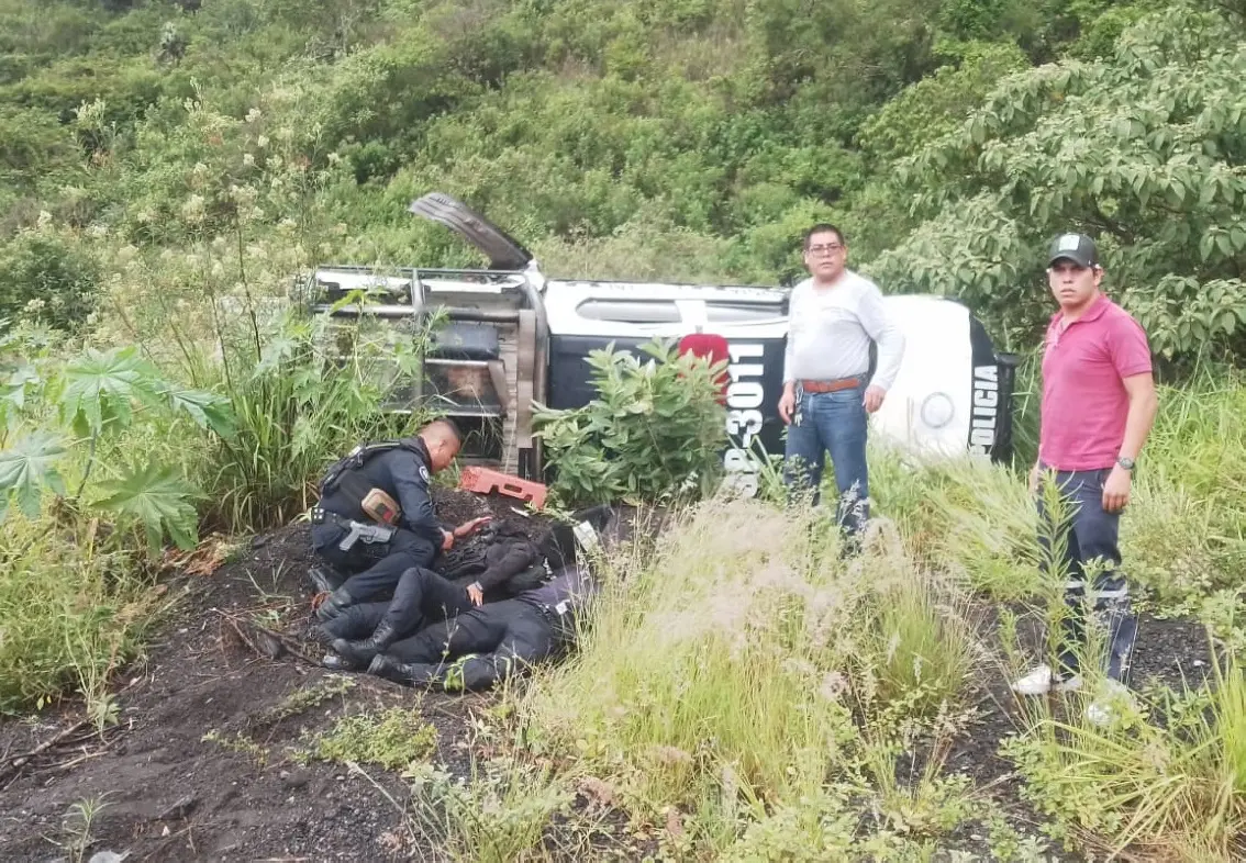 Policías de SSP Veracruz se lesionan tras volcar en autopista Orizaba-Puebla