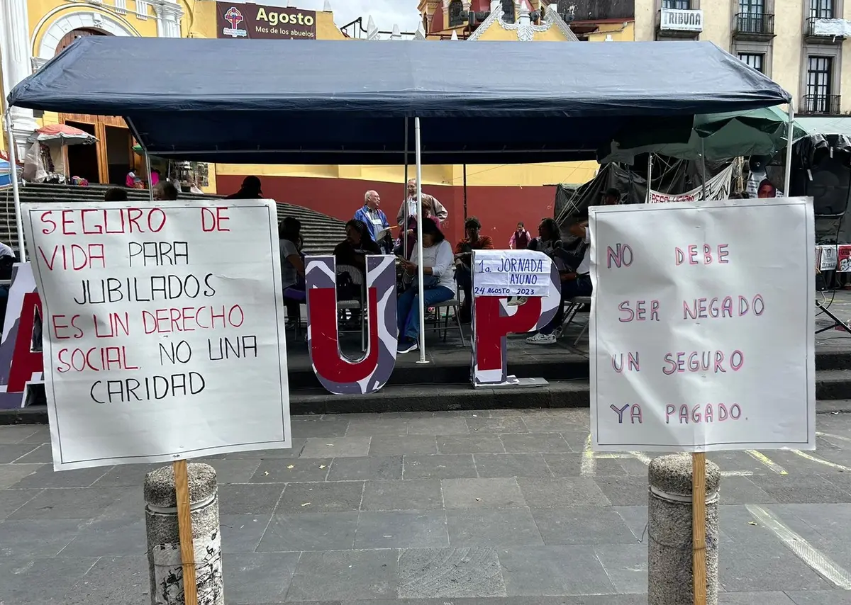 Docentes jubilados montan huelga de hambre frente a Palacio de Gobierno