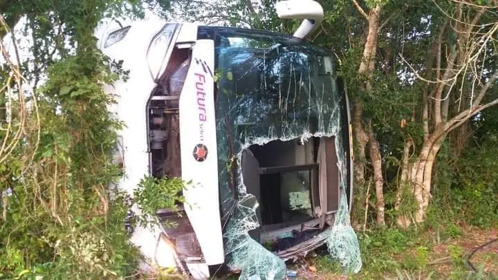 Dos muertos y 30 heridos por volcadura de autuobús en Tepetzintla, Veracruz