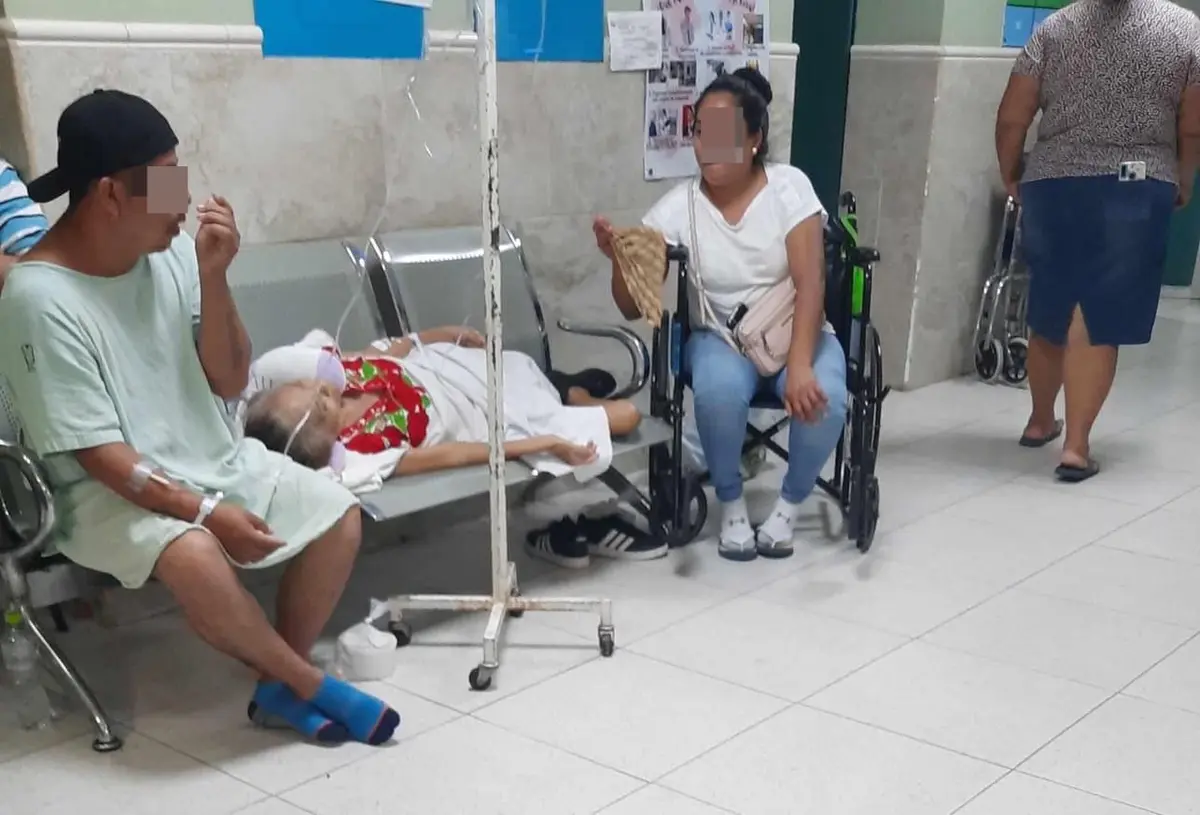 Se satura IMSS de Minatitlán: atienden a pacientes en pasillos y bancas