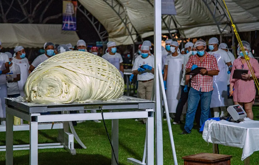 Chiapas rompe Récord Guinness de la bola más grande de queso