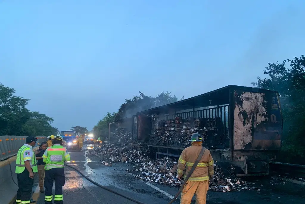 Se incendia tractocamión cargado con cerveza al sur de Veracruz