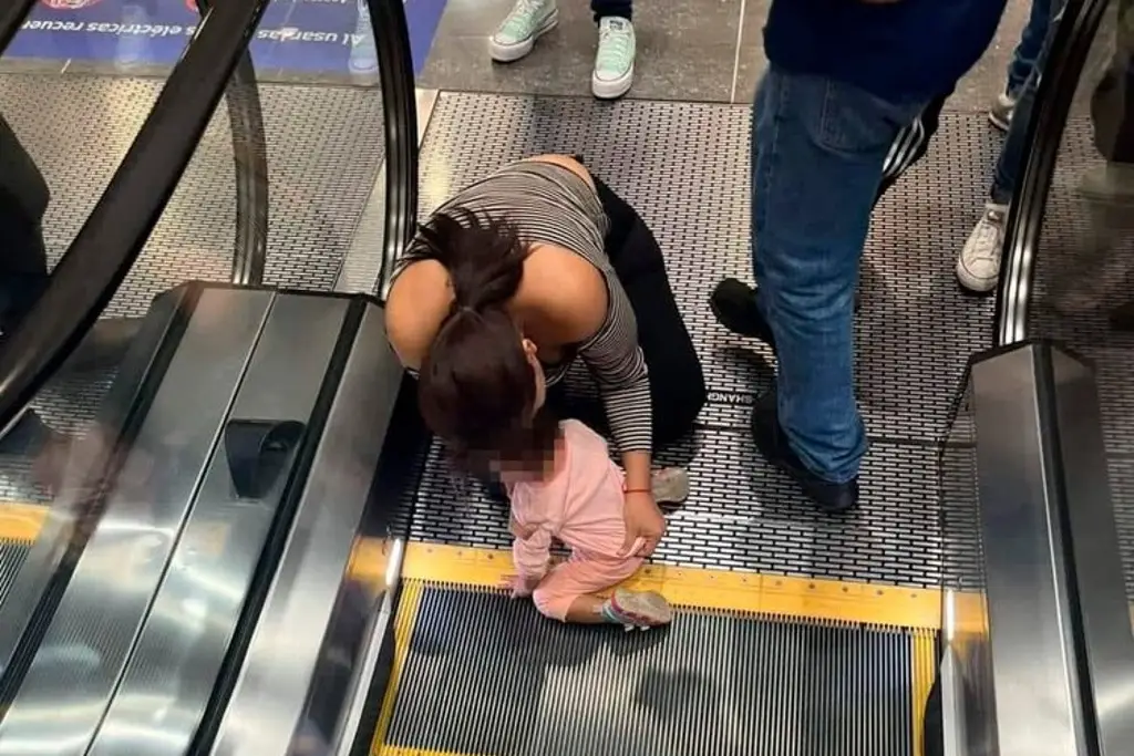 Niña de 2 años queda atrapada en escalera eléctrica