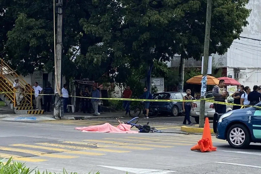 Mu3re ciclista al ser atropellado en avenida Miguel Alemán, Veracruz