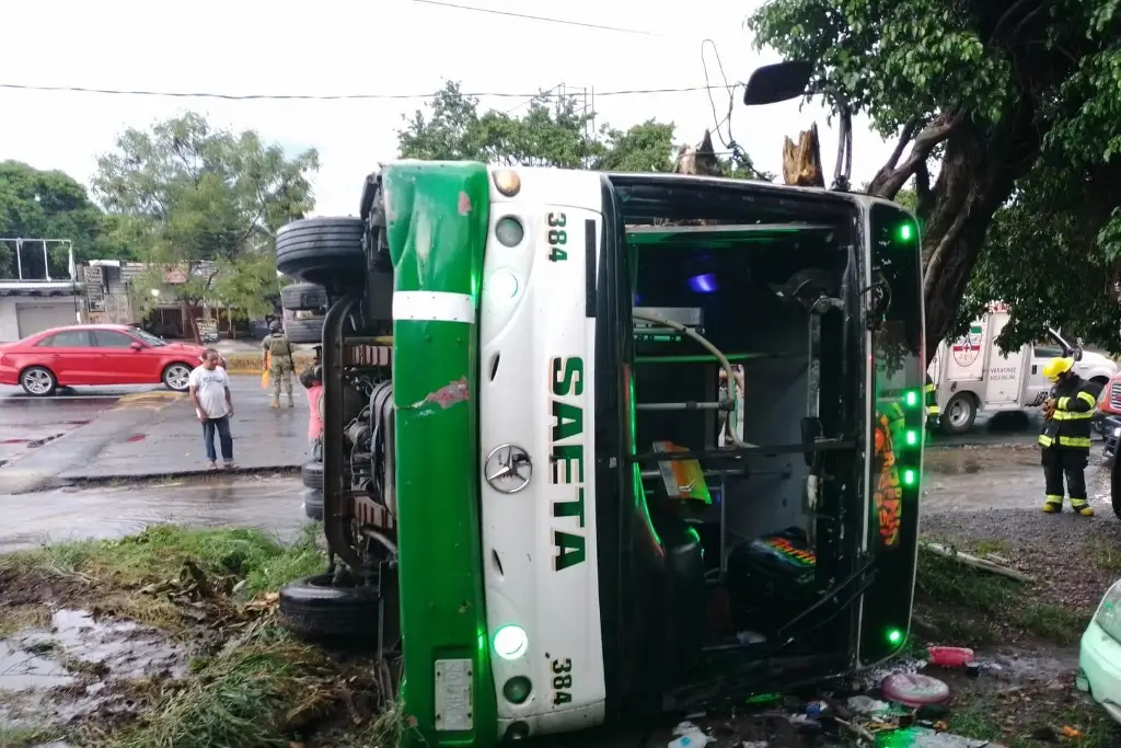 Decena de lesionados por volcadura de camión en la Veracruz-Xalapa; una mujer quedó prensada