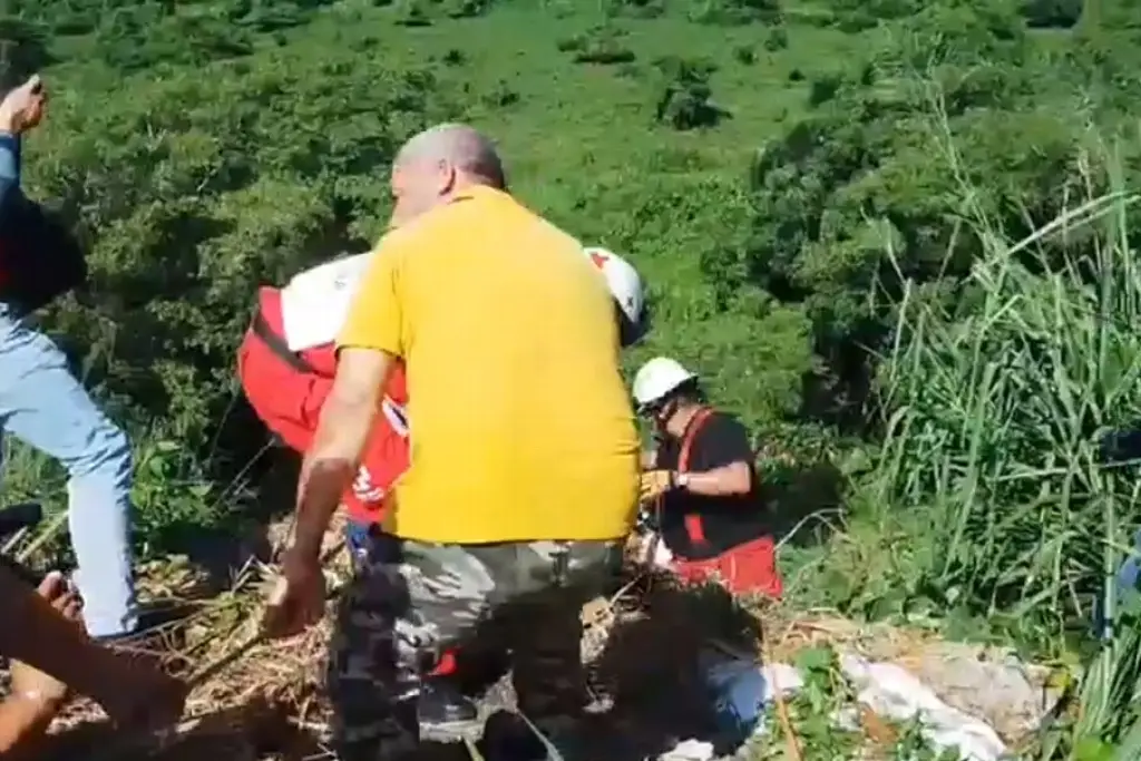 Hombre de 73 años cae a barranco de Geo Pinos, en Veracruz