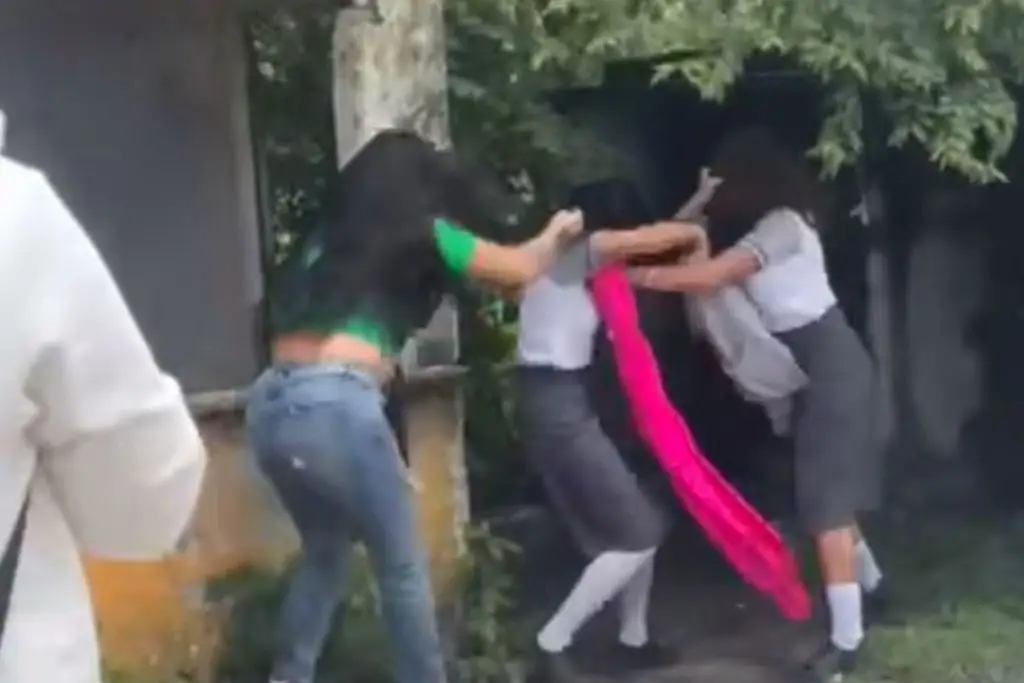 Madre de familia jala el cabello a estudiante que peleaba con su hija