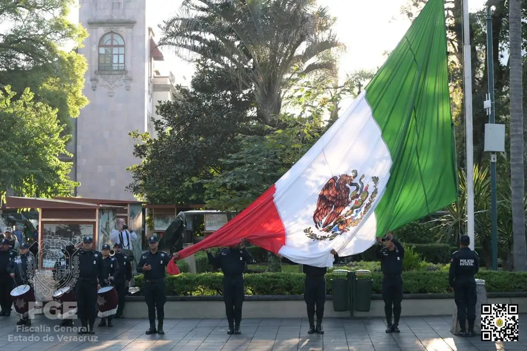 En Xalapa izan bandera a media asta en memoria de víctimas de sismos de 1985 y 2017