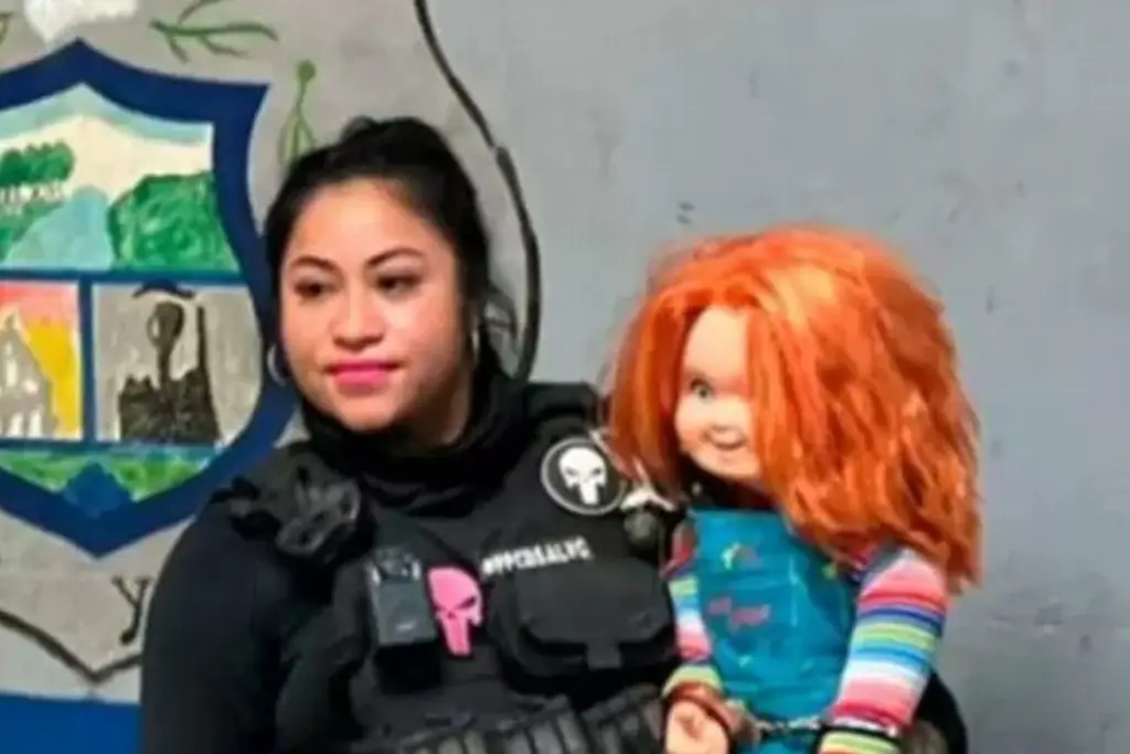 Detienen a “Chucky”; hombre usaba al muñeco para asustar y pedir dinero