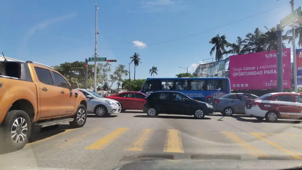 Caos vial por bloqueo en ISSSTE de Díaz Mirón, en Veracruz