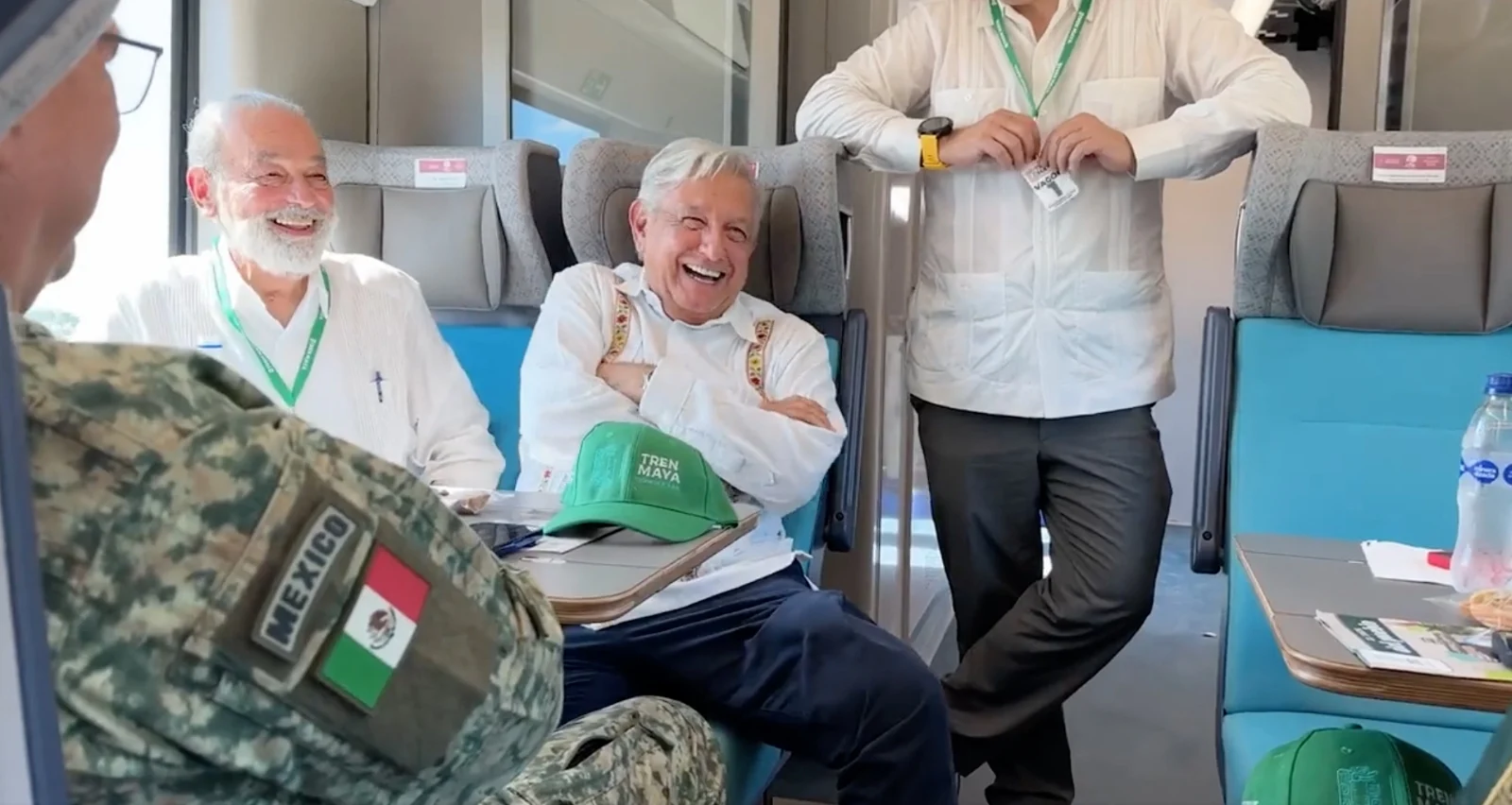 AMLO difunde video de su recorrido a bordo del Tren Maya; lo acompaña Carlos Slim