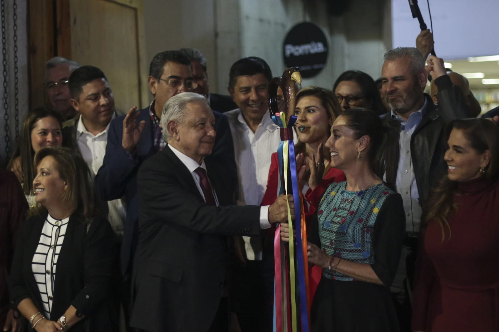 AMLO acata orden del INE de bajar de sus cuentas foto de la entrega del bastón de mando a Sheinbaum