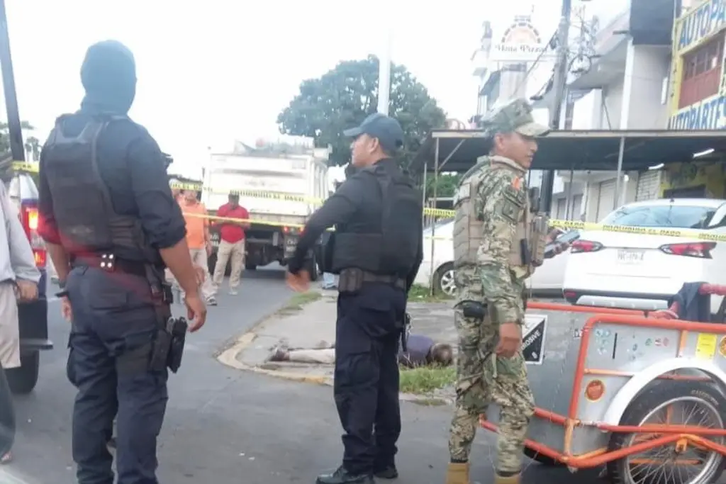 Trabajador de limpia pública fall3ce atropellado por camión de pasaje en Veracruz