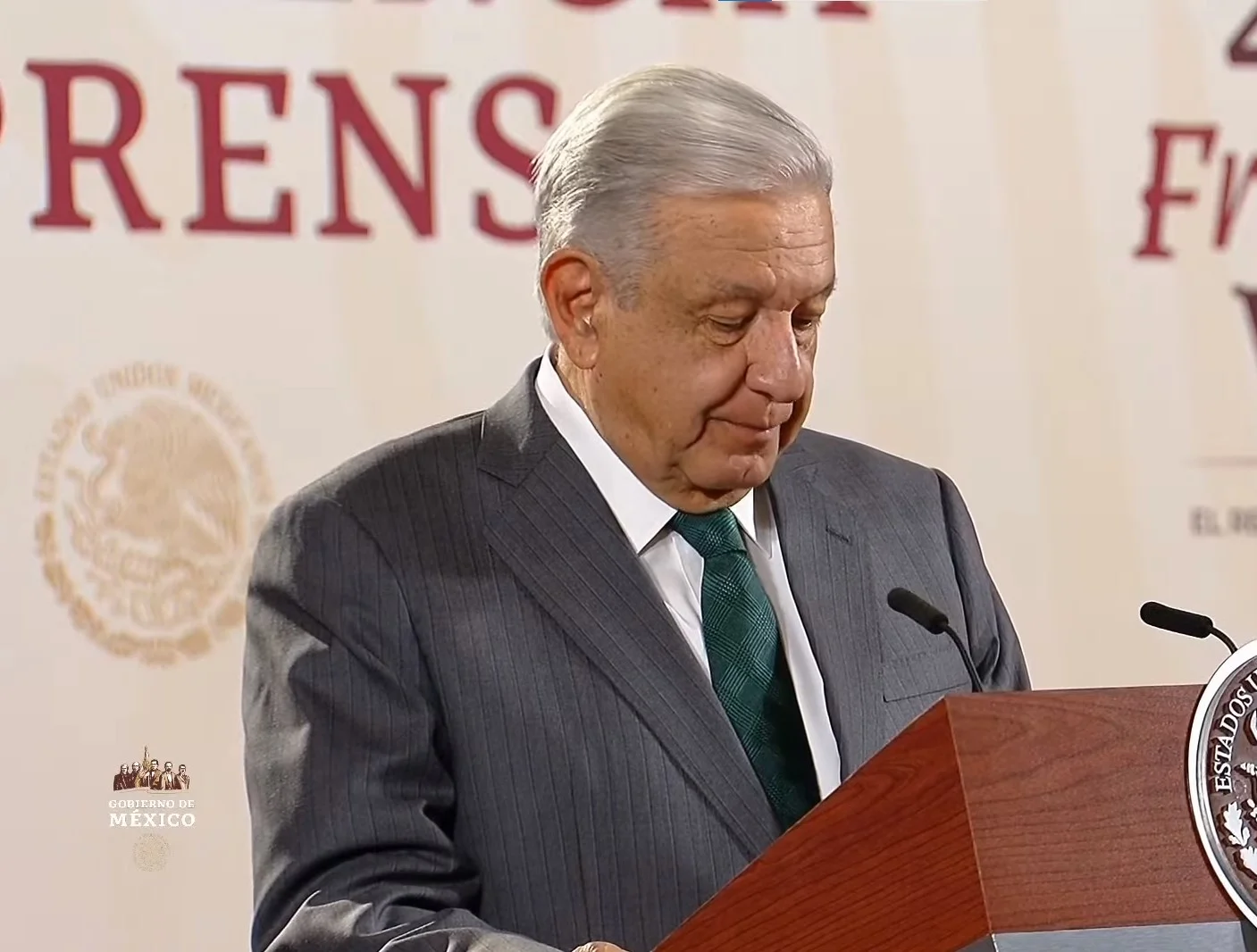 AMLO acata orden del INE sobre cortinillas en la mañanera; agrega postdata para conservadores