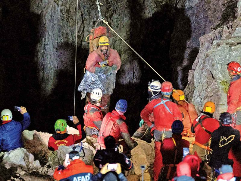 Explorador pasó 9 días, mil metros bajo tierra; rescatan a espeleólogo que enfermó