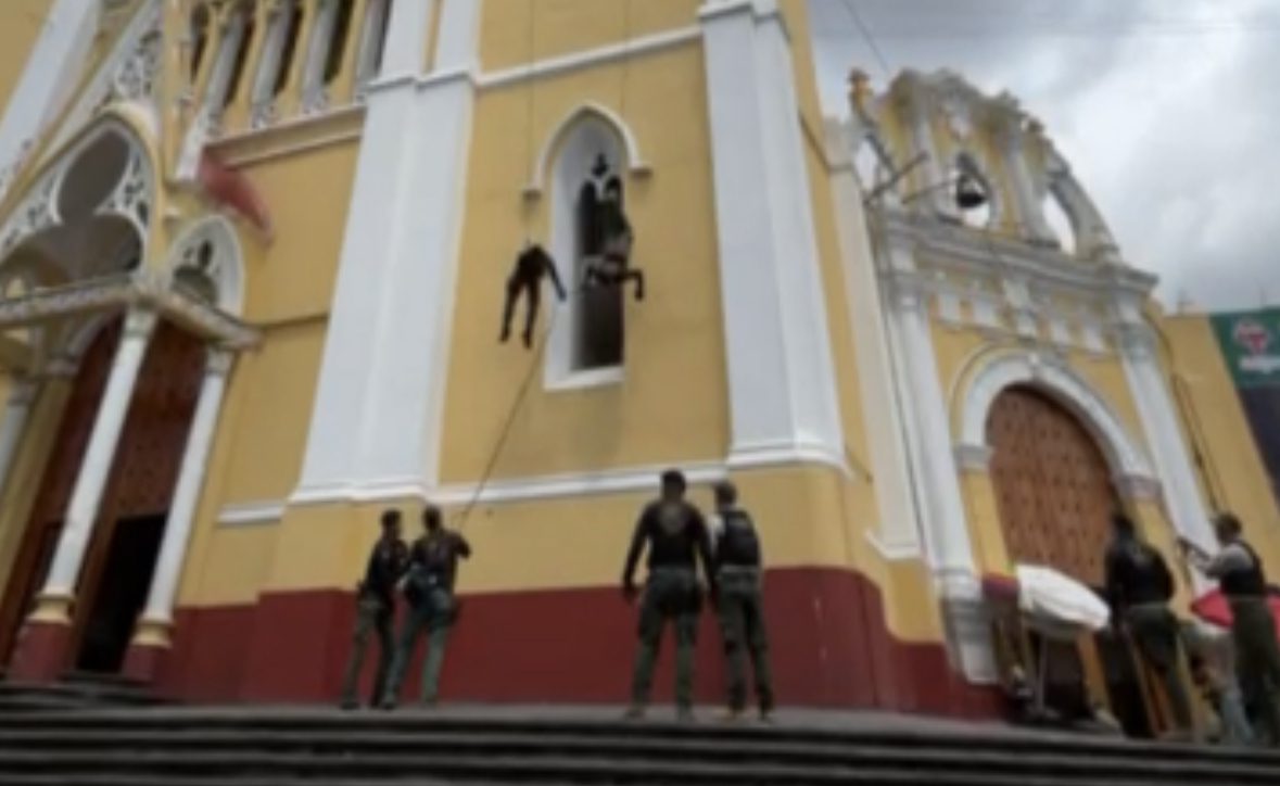 Policías quedan colgados en torre de la Catedral durante ensayos patrios