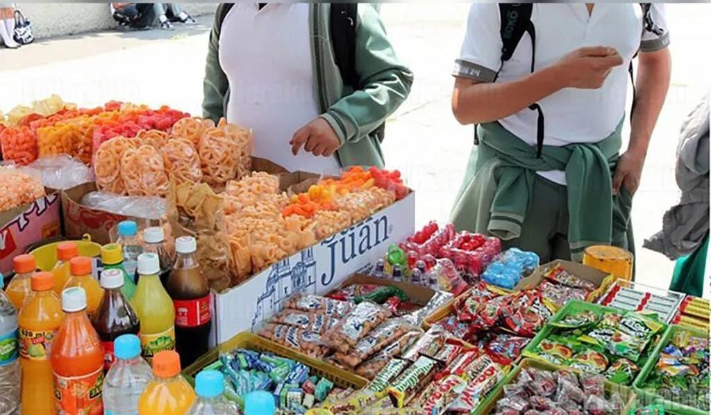 SEV busca regularizar “tienditas” escolares para frenar el consumo de comida chatarra