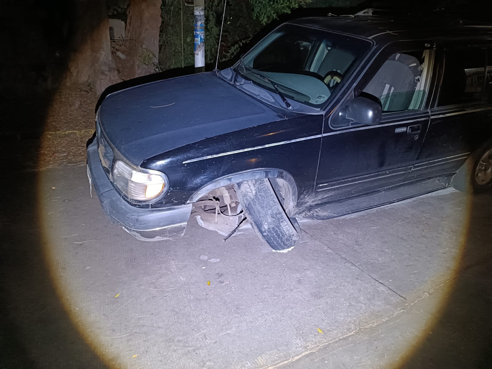 🚨 Daños materiales y un detenido saldo de percance vial.