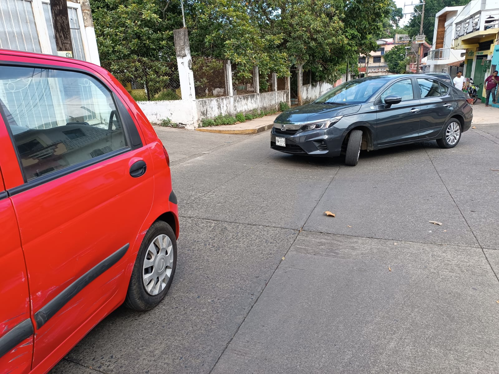 🚨 Daños materiales tras percance vehicular.