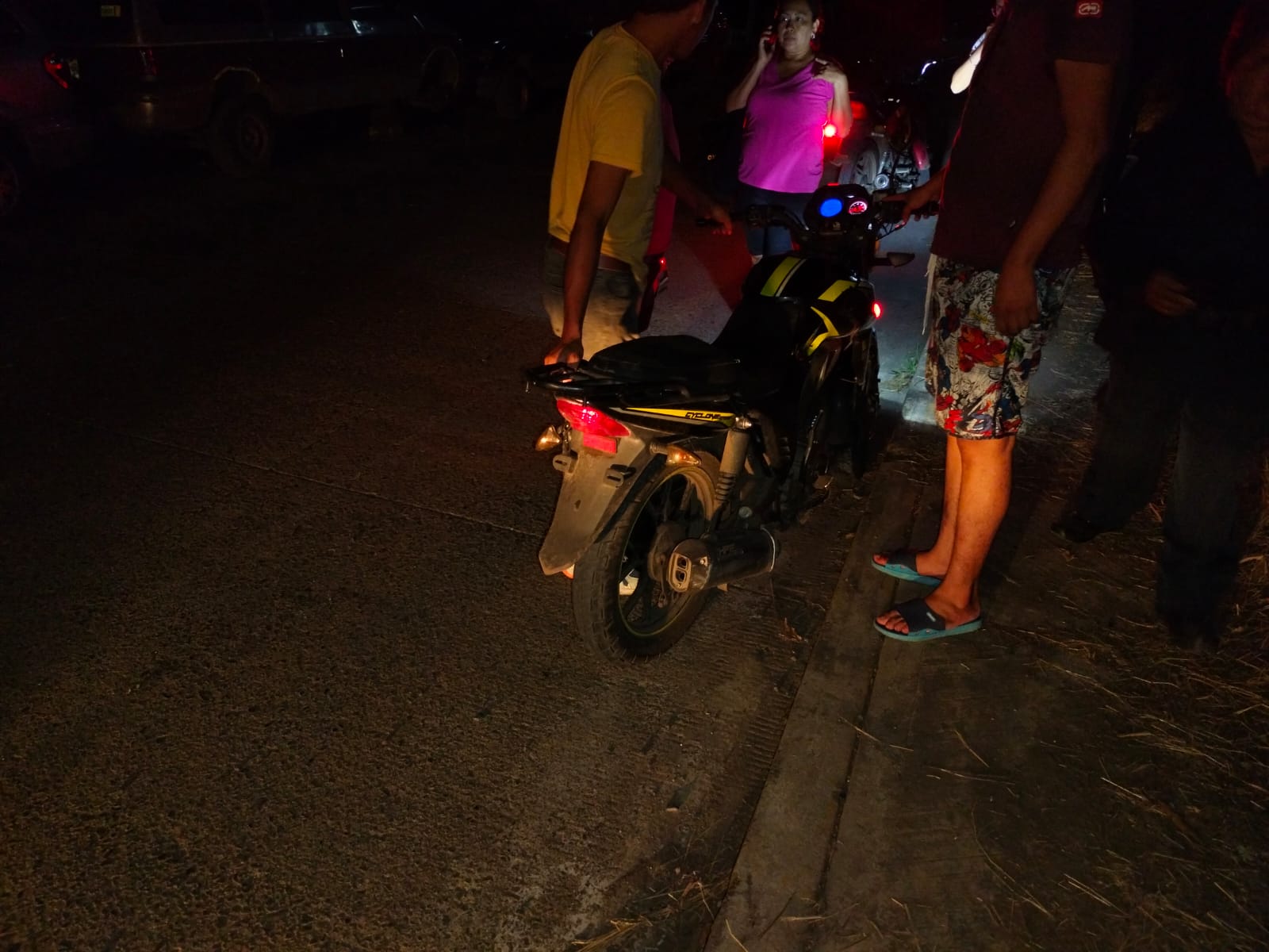 🚨 SE ACCIDENTA MOTOCICLISTA EN LA CALLE MONTES DE OCA POR GRAVA SUELTA EN LA VIALIDAD.