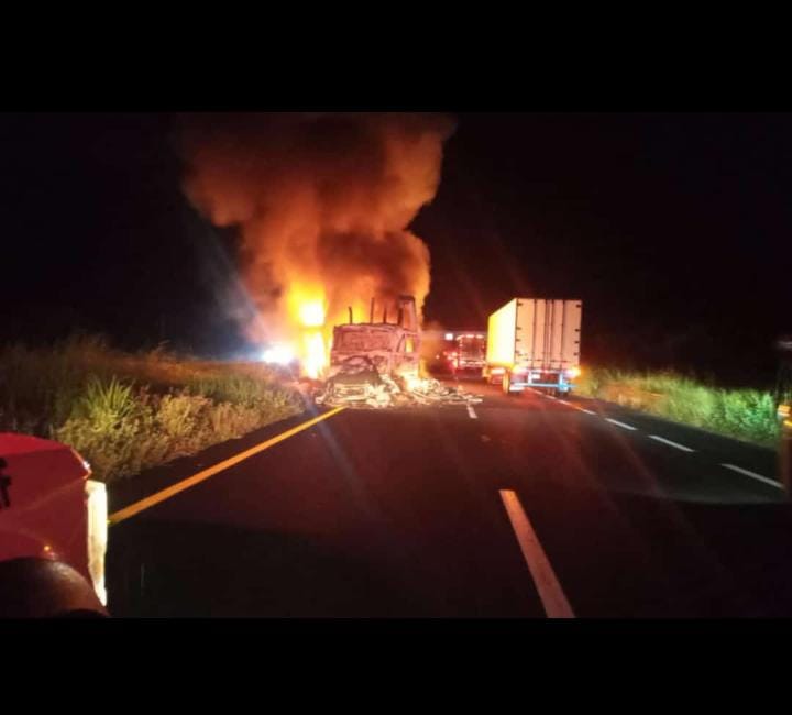 CERRADA LA AUTOPISTA LA TINAJA COSOLEACAQUE, POR VOLCADURA E INCENDIO DE TRÁILERS.