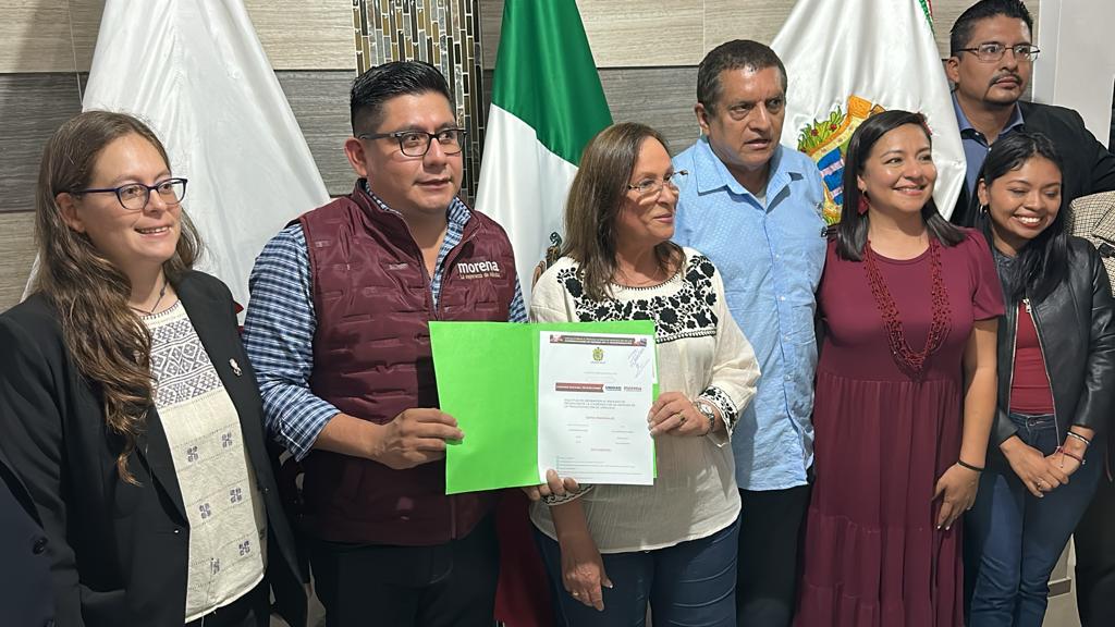 Rodeada de compañeros y amigos!!! Rocío Nahle García se registró en el Comité Estatal de Morena en Xalapa.