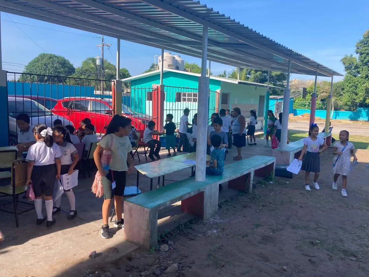 Sin luz, niños de primaria de Veracruz toman clases hasta en el suelo