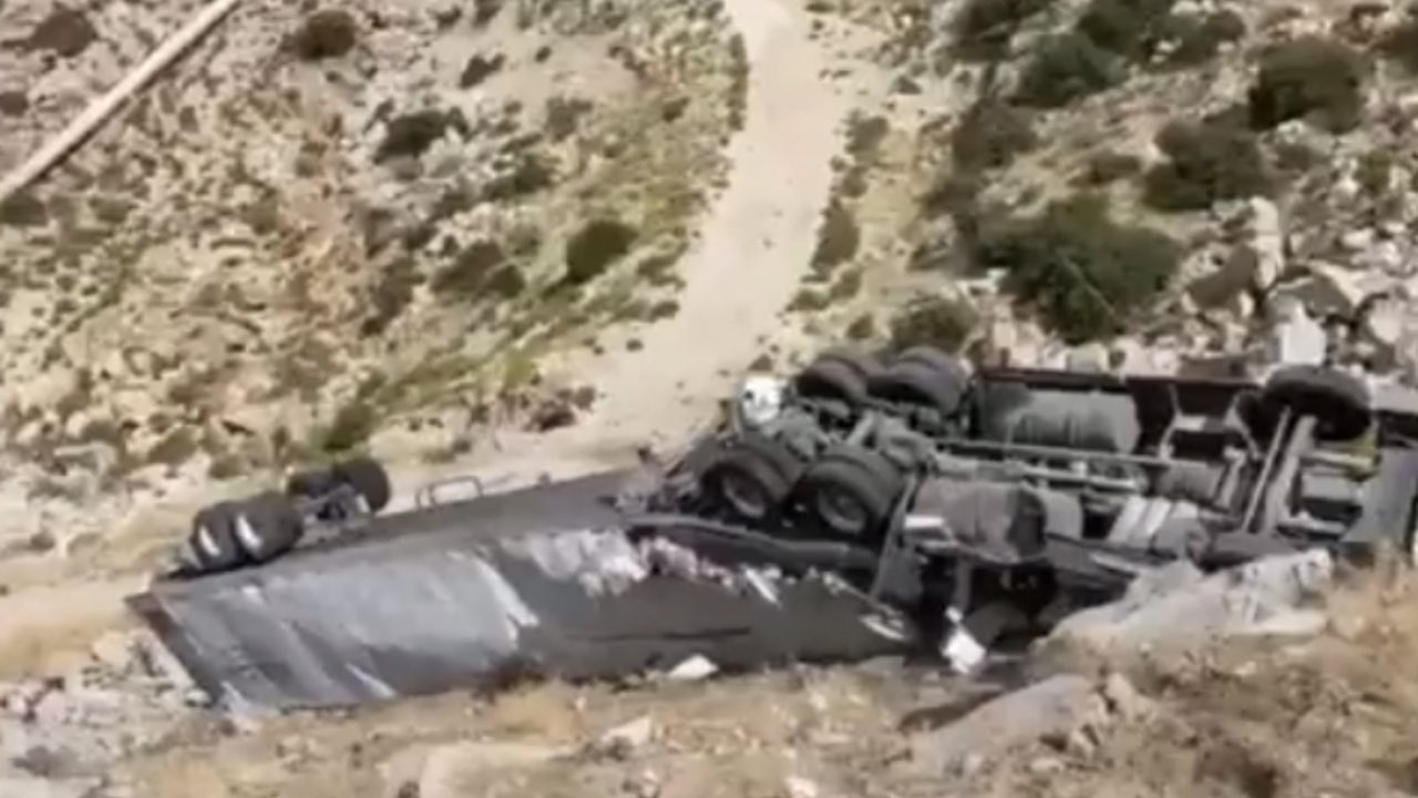 ¡Volvió a nacer! Tráiler cae a barranco en La Rumorosa, el conductor tiene lesiones leves