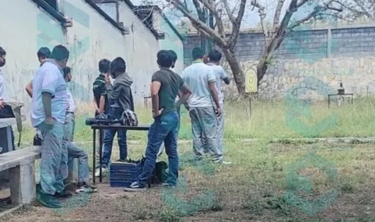 Suspenden a directora de escuela de SLP por campo de tiro; autoridades investigan